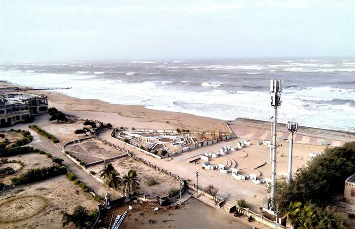 Cyclone Biparjoy Landfall : बिपरजॉय चक्रीवादळ येत्या 24 तासांत गुजरातच्या किनारपट्टीवर धडकणार आहे.