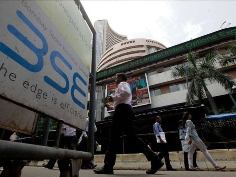 Sensex Down 95 Points Nifty Tests 18,700 Amid Volatility Stock Market BSE NSE Metals Lead IT Drags Stock Market: Sensex Down 95 Points, Nifty Tests 18,700 Amid Volatility. Metals Lead, IT Drags
