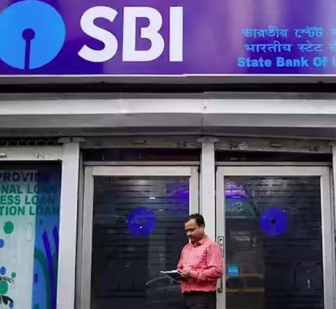 SBI: ਦੇਸ਼ ਦਾ ਸਭ ਤੋਂ ਵੱਡਾ ਬੈਂਕ SBI WhatsApp ਰਾਹੀਂ ਕਈ ਬੈਂਕਿੰਗ ਸੇਵਾਵਾਂ ਪ੍ਰਦਾਨ ਕਰਦਾ ਹੈ। ਇਸਦੇ ਲਈ ਤੁਹਾਨੂੰ 9022690226 ਨੰਬਰ ਨੂੰ ਆਪਣੀ ਫੋਨਬੁੱਕ ਵਿੱਚ ਸੇਵ ਕਰਨਾ ਹੋਵੇਗਾ।