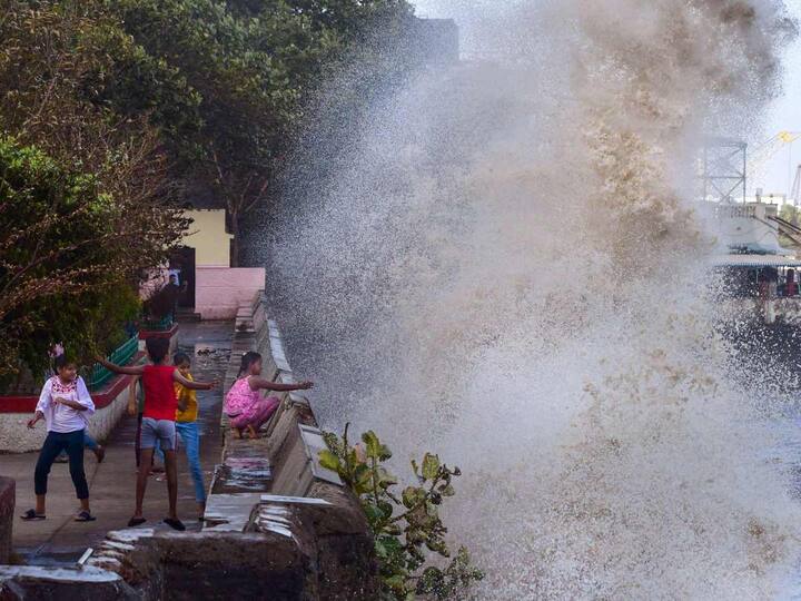 Children playing at the seafront in Colaba ahead of Cyclone Biparjoy's landfall. (Source: PTI)