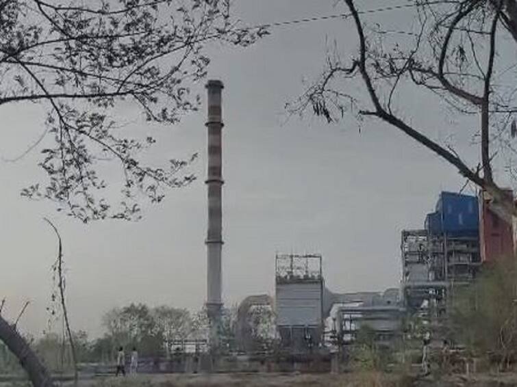 Siddheshwar Sugar Factory Solapur News Maharashtra police farmers protest solapur : सिद्धेश्वर साखर कारखान्याच्या चिमणी पाडकामाला आजपासून होणार सुरुवात, पोलिसांचा मोठा बंदोबस्त; 200 हून अधिक सभासदांना घेतलं ताब्यात