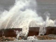 PHOTO : मुंबईत समुद्राला उधाण, किनारपट्टीवर उंच उंच लाटा