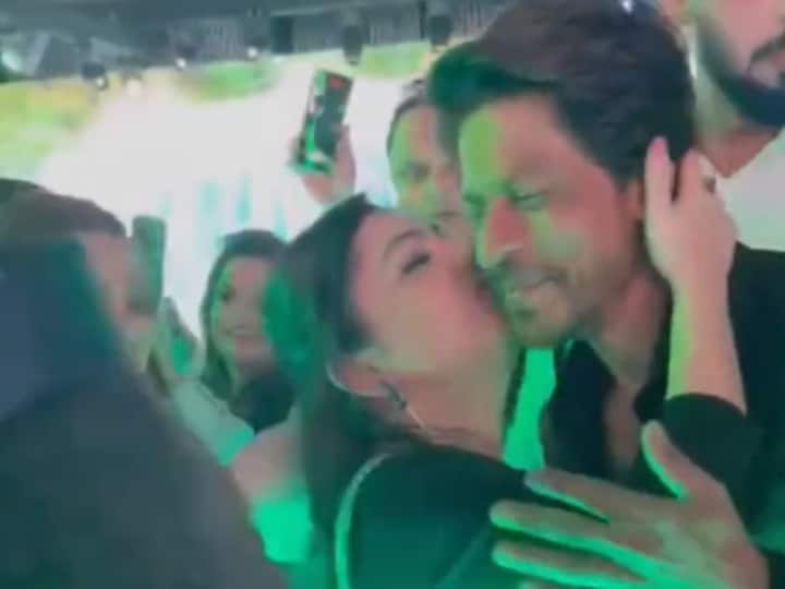 Watch Viral Video Female Fan Kisses Shah Rukh Khan At Dubai Event Netizens Upset Female Fan Kisses Shah Rukh Khan At Dubai Event. Netizens Comment, 'Jail Me Daalo Ladki Ko'
