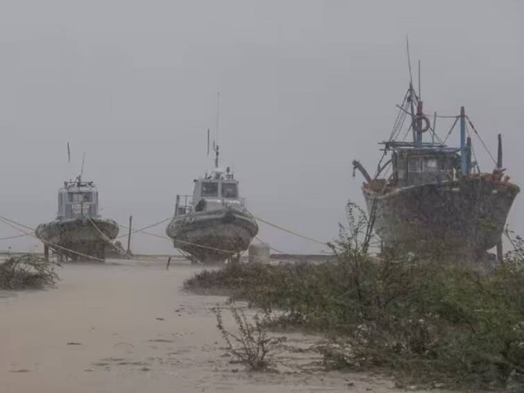 Cyclone Biparjoy update Government preparation to fight biperjoy ndrf deployed बिपरजॉय चक्रीवादळापूर्वी गुजरातमध्ये मुसळधार पाऊस, 30 हजार लोकांना सुरक्षित स्थळी हलवले