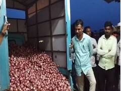 कांद्याच्या दरात घसरण, मुंबई-आग्रा महामार्गावर कांदे फेकत शेतकऱ्यांनी व्यक्त केला संताप