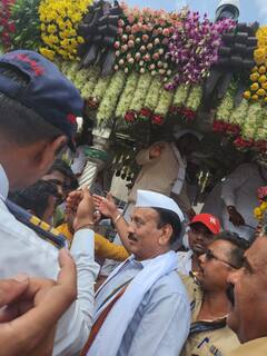 Ashadhi wari 2023 : वारकऱ्यांसोबत गिरीश महाजन रमले वारीत, टाळ हाती घेत धरला ठेका