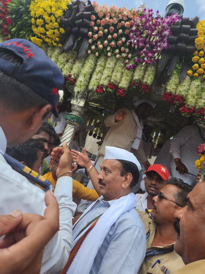 ग्रामविकास मंत्री गिरीश महाजन यांनी आज संत तुकाराम महाराजांच्या पालखीचं दर्शन घेतलं.
