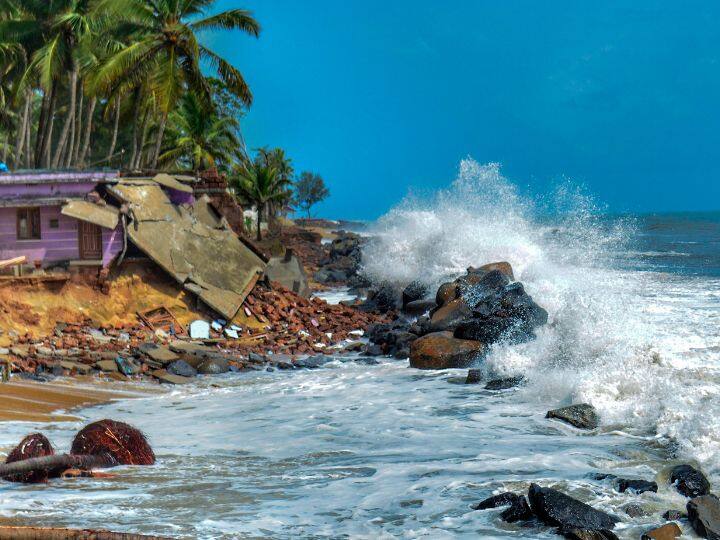 गुजरात और मुंबई में चक्रवाती तूफान बिपरजॉय के कारण तेज बारिश होना और हवाएं चलना शुरू हो गई हैं. लोगों को समुद्र से दूर रहने की सलाह दी गई है.
