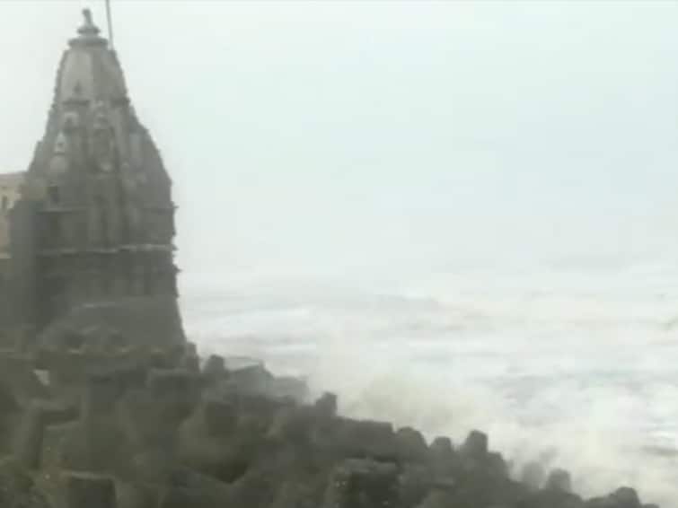 Tidal Waves Hit Gujarat Mumbai Cyclone Biporjoy Intensifies NDRF Relocates People Near The Coastline Tidal Waves Hit Gujarat And Mumbai As Cyclone Biparjoy Intensifies