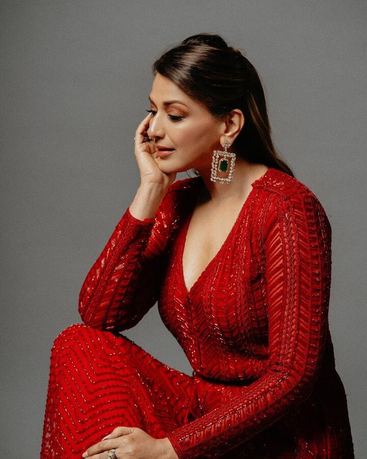 बता दें कि सोनाली बेंद्रे भले ही एक्टिंग से दूर हो लेकिन वो सोशल मीडिया पर काफी एक्टिव रहती हैं. जहां वो अक्सर फैंस के साथ अपनी तस्वीरें और वीडियोज शेयर करती हैं.