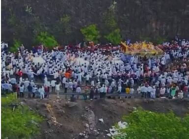 Ashadhi wari 2023 sant dnyaneshwar maharaj palkhi crossing dive ghat pune to pandharpur Ashadhi wari 2023 : कडकडीत ऊन, हाती टाळ, विठुनामाचा गजर अन् लाखो वारकरी; दिवे घाटाची अवघड वाट माऊलींनी केली पार