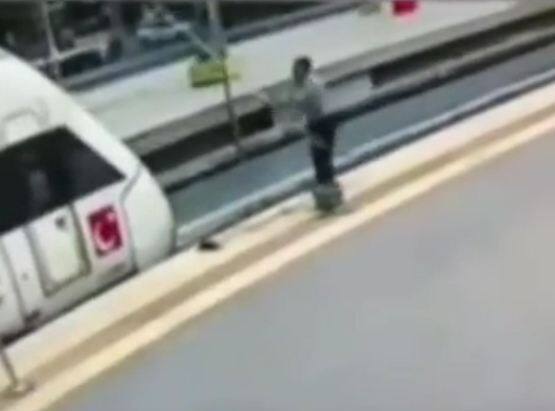 man felt high voltage electric current while cleaning train scary video viral Shocking Video: ਟਰੇਨ ਦੀ ਸਫਾਈ ਕਰ ਰਿਹਾ ਸੀ ਵਿਅਕਤੀ, ਲੱਗਾ ਹਾਈ ਵੋਲਟੇਜ ਦਾ ਕਰੰਟ... ਸੜ ਗਿਆ ਸਾਰਾ ਸਰੀਰ, ਦੇਖੋ ਖੌਫਨਾਕ ਵੀਡੀਓ