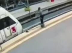 Shocking Video: ਟਰੇਨ ਦੀ ਸਫਾਈ ਕਰ ਰਿਹਾ ਸੀ ਵਿਅਕਤੀ, ਲੱਗਾ ਹਾਈ ਵੋਲਟੇਜ ਦਾ ਕਰੰਟ... ਸੜ ਗਿਆ ਸਾਰਾ ਸਰੀਰ, ਦੇਖੋ ਖੌਫਨਾਕ ਵੀਡੀਓ