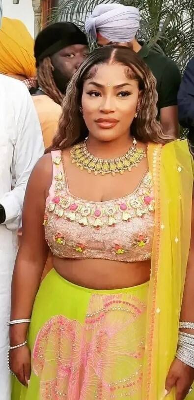 ਇਸ ਖਾਸ ਮੌਕੇ 'ਤੇ ਸਿੱਧੂ ਮੂਸੇਵਾਲਾ ਦੇ ਬਹੁਤ ਸਾਰੇ ਪ੍ਰਸ਼ੰਸਕ ਉਨ੍ਹਾਂ ਦੇ ਪਿੰਡ ਮੂਸਾ ਵਿਖੇ ਇਕੱਠੇ ਹੋਏ। ਦੱਸ ਦੇਈਏ ਕਿ ਰੈਪਰ ਸਟੈਫ਼ਲੋਨ ਪੰਜਾਬੀ ਰੰਗਾਂ ਦਾ ਖੂਬ ਆਨੰਦ ਮਾਣ ਰਹੀ ਹੈ।