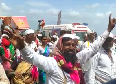 विठुचा गजर आणि नाच गाणी गात वारकरी प्रवास करताना दिसत आहे.