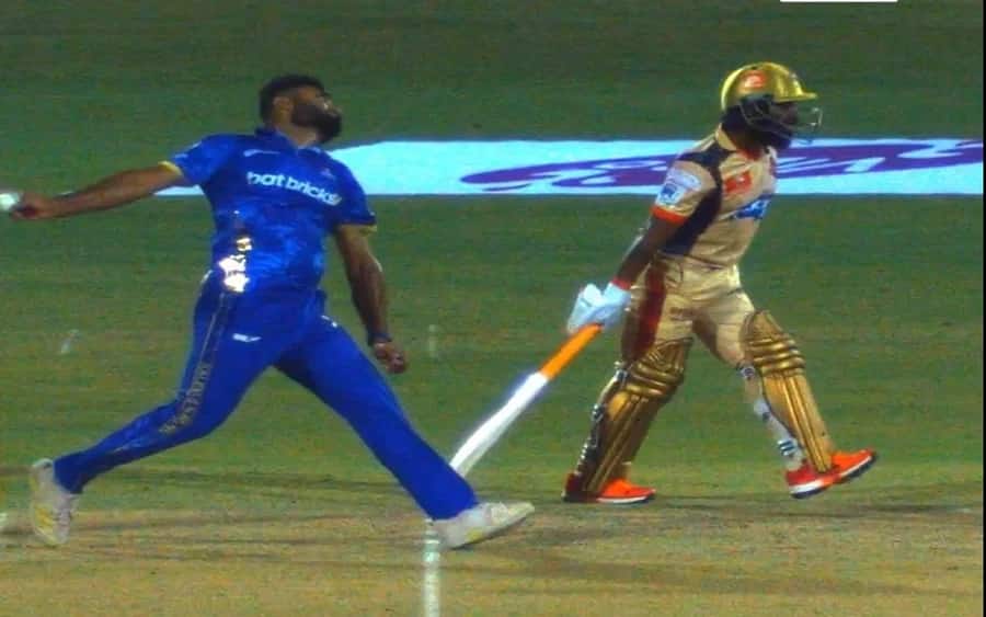 OMG: બૉલરે એક જ બૉલમાં આપી દીધા 18 રન, બની ગયો ક્રિકેટ ઇતિહાસનો સૌથી ખરાબ રેકોર્ડ, જુઓ વીડિયો TNPL OMG Cricket Video: abhishek tanwar most expensive final delivery in history 18 runs from last ball of the 20th over OMG: બૉલરે એક જ બૉલમાં આપી દીધા 18 રન, બની ગયો ક્રિકેટ ઇતિહાસનો સૌથી ખરાબ રેકોર્ડ, જુઓ વીડિયો