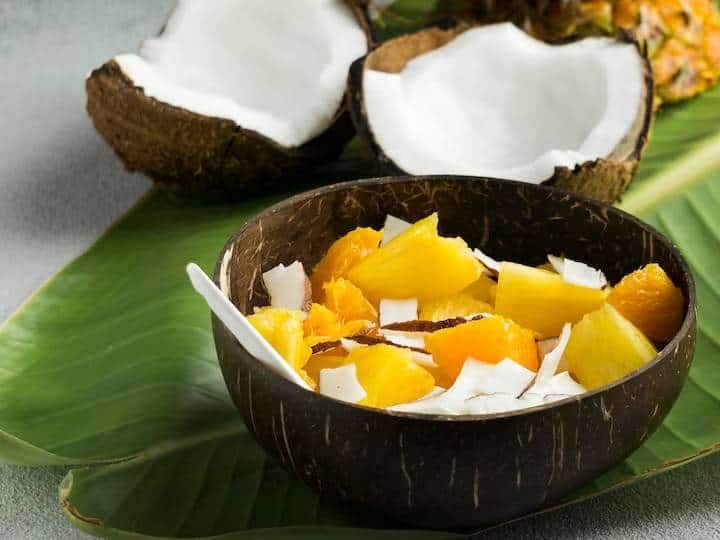 अब इस मिश्रण को एक कंटेनर में डालकर कम से कम 4-5 घंटे के लिए फ्रीजर में रख दें.