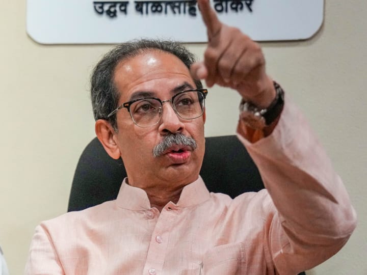 mumbai police has remove additional vehile from security convoy of uddhav thackeray Maharashtra: पूर्व CM उद्धव ठाकरे के काफिले से हटाई गईं 'एक्स्ट्रा' गाड़ियां, इस पर पार्टी ने कह दी ऐसी बात