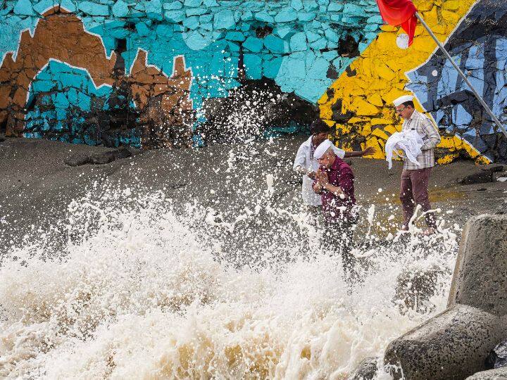 मौसम विभाग ने गुजरात के 8 जिलों में रेड अलर्ट जारी कर दिया है. राहत और बचाव के लिए एनडीआरएफ, एसडीआरएफ, कोस्ट गार्ड के अलावा सेना को तैनात किया गया है.