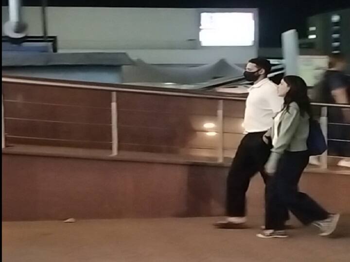 फोटोज़ में देख सकते हैं कि दोनों काफी सिंपल लुक में दिख रहे हैं. वीडियो में जहां एक्टर चेहरे पर मास्क लगाए नजर आए. वहीं नव्या बिना मास्क के बेबाकी से उनके साथ चली दिखीं. 