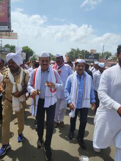 Ashadhi wari 2023 : वारकऱ्यांसोबत गिरीश महाजन रमले वारीत, टाळ हाती घेत धरला ठेका