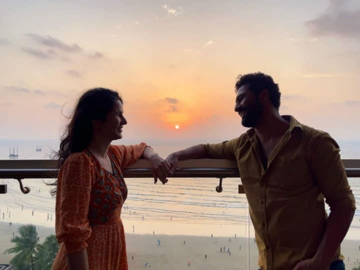 ढलती शाम के आगे एक दूजे में खोए दिखे विक्की-कैटरीना, तस्वीर देख आप भी हार बैठेंगे दिल ढलती शाम के आगे एक दूजे में खोए दिखे विक्की-कैटरीना, तस्वीर देख आप भी हार बैठेंगे दिल