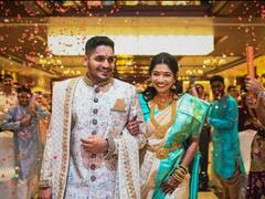 Tushar Deshpande : ‘காதல் கிரிக்கெட்டு விழுந்திருச்சு விக்கெட்டு..’ காதலியுடன் கரம் பிடித்த துஷார் தேஷ்பாண்டே!