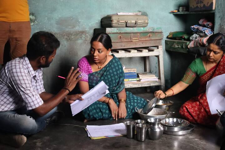 షెల్లీ, దేవియాని శర్మకు సన్నివేశం వివరిస్తున్న మహి వి రాఘవ్