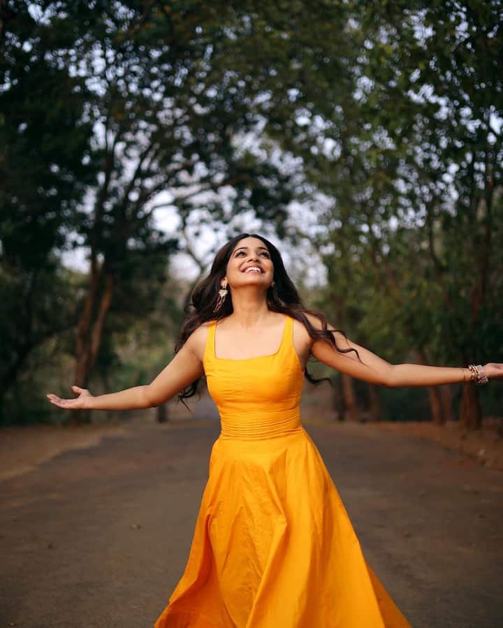 पिवळ्या रंगाचा ड्रेस, मोकळे केस,  मोठे इअरिंग्स आणि हाय हिल्स अशा लूकमधील फोटो पूजानं सोशल मीडियावर शेअर केले आहेत.
