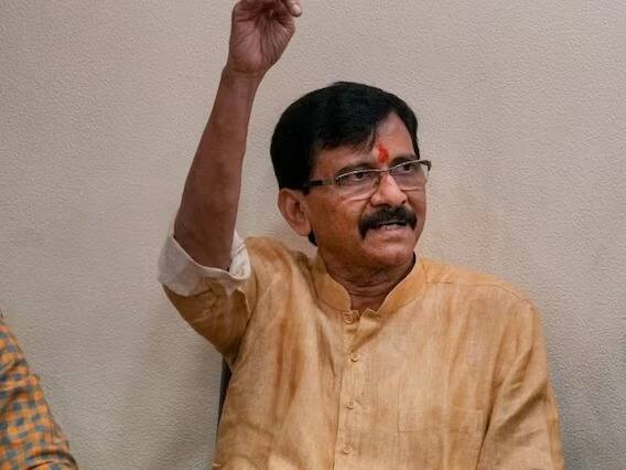 संजय राऊत यांनी जाहिरातीत बाळ ठाकरे यांचा फोटो नसल्यामुळे शिंदे यांच्या नेतृत्वाखालील पक्षाला 'मोदी-शहांची शिवसेना' असल्याचं म्हटलं आहे. यावरून बुधवार, 14 जून रोजी शिंदे यांच्या मनात काय आहे ते यातून दिसतं, असं त्यांनी नव्या जाहिरातीवर म्हटलं आहे. ते पुढे म्हणाले की, शिंदे आणि भाजपचे सरकार पत्त्याच्या बंगल्यासारखे पडणार आहे.