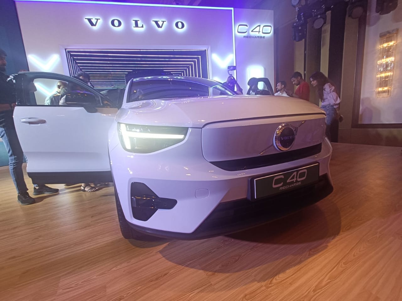 Volvo C40 Recharge Unveiled: जबरदस्त ड्राइविंग रेंज के साथ अनवील हुई वॉल्वो सी40 रिचार्ज इलेक्ट्रिक एसयूवी, अगस्त में होगी लॉन्च