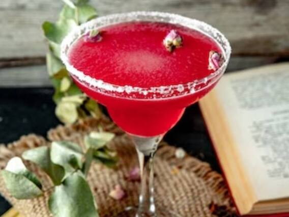 Cranberry Margarita: वीकेंड पर दोस्तों के साथ पार्टी का है प्लान, तो यह ड्रिंक जरूर करें शामिल