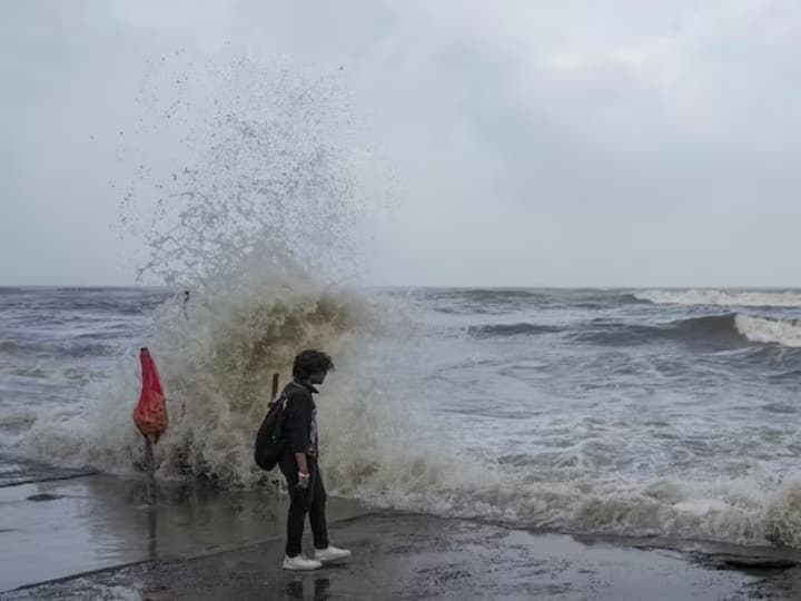 cyclone tej update storm from arabian sea imd said intensify into deep depression during next 24 hours marathi news update Cyclone Tej : तेज चक्रीवादळाचं संकट! पुढील 24 तासांत विक्राळ रुप धारण करणार; IMD कडून अलर्ट जारी