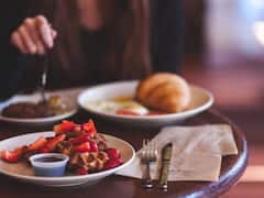 कहीं मकड़ी तो कहीं खाते हैं मछली की आंख, अजीबो-गरीब नाश्तों की ये लिस्ट देखकर हैरान हो जाएंगे आप!