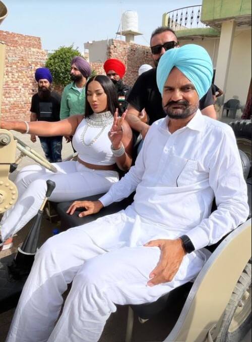 ਖਾਸ ਗੱਲ ਇਹ ਹੈ ਕਿ ਉਸ ਨੇ ਮਾਨਸਾ ਪਹੁੰਚ ਸਿੱਧੂ ਦੇ ਮਾਤਾ ਅਤੇ ਪਿਤਾ ਨਾਲ ਮੁਲਾਕਾਤ ਕੀਤੀ, ਇਸ ਤੋਂ ਇਲਾਵਾ ਉਹ ਪ੍ਰਸ਼ੰਸਕਾਂ ਨਾਲ ਵੀ ਮੁਲਾਕਾਤ ਕਰਦੇ ਹੋਏ ਦਿਖਾਈ ਦਿੱਤੀ। ਜਾਣਕਾਰੀ ਲਈ ਦੱਸ ਦੇਈਏ ਕਿ ਪੰਜਾਬ ਪਹੁੰਚੀ ਬ੍ਰਿਟਿਸ਼ ਰੈਪਰ ਨੇ ਸਿੱਧੂ ਦੀ ਤਾਰੀਫ ਵਿੱਚ ਕਈ ਗੱਲਾਂ ਕਹੀਆਂ।