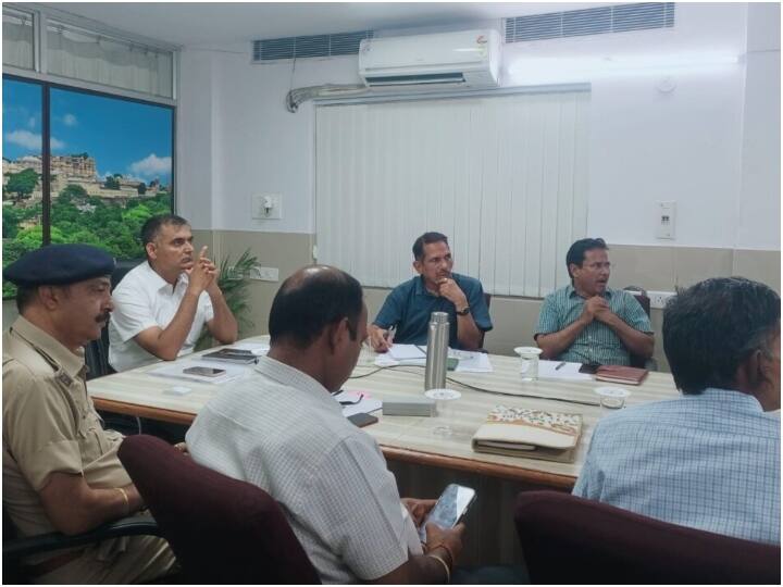 Cyclone Biparjoy udaipur administration hold meeting amid biparjoy cyclone alert Rajasthan News ann Cyclone Biparjoy: बिपरजॉय को लेकर उदयपुर में भी प्रशासन अलर्ट, आपात स्थिति के लिए की गई ये व्यवस्था