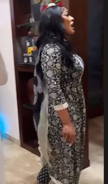 ਦੱਸ ਦੇਈਏ ਕਿ ਇਸ ਦੌਰਾਨ ਹਾਲੀਵੁੱਡ ਰੈਪਰ ਚਿੱਟੇ ਰੰਗ ਦੇ ਪਹਿਰਾਵੇ ਵਿੱਚ ਦਿਖਾਈ ਦਿੱਤੀ। ਰੈਪਰ ਵੱਲੋਂ ਆਪਣੇ ਸੋਸ਼ਲ ਮੀਡੀਆ ਹੈਂਡਲ ਉੱਪਰ ਤਸਵੀਰਾਂ ਸਾਂਝੀਆਂ ਕੀਤੀਆਂ ਗਈਆਂ ਹਨ।