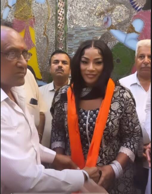 ਦੱਸ ਦੇਈਏ ਕਿ ਉਹ ਸਿੱਧੂ ਮੂਸੇਵਾਲਾ ਦੇ ਪਿੰਡ ਮੂਸਾ ਪੁਹੰਚੀ ਸੀ। ਇਸ ਦੌਰਾਨ ਉਸਨੇ ਮਰਹੂਮ ਗਾਇਕ ਦੇ ਮਾਤਾ ਚਰਨ ਕੌਰ ਅਤੇ ਪਿਤਾ ਬਲਕੌਰ ਸਿੰਘ ਨਾਲ ਮੁਲਾਕਾਤ ਕੀਤੀ। ਹਾਲਾਂਕਿ ਇਸ ਦੌਰਾਨ ਉਸ ਵੱਲੋਂ ਸਿੱਧੂ ਦੀਆਂ ਤਾਰੀਫ਼ਾਂ ਦੇ ਪੁੱਲ ਵੀ ਬੰਨ੍ਹੇ ਗਏ। ਇਸ ਤੋਂ ਇਲਾਵਾ ਹਾਲ ਹੀ ਵਿੱਚ ਸਟੈਫ਼ਲੋਨ ਡੌਨ ਸ੍ਰੀ ਦਰਬਾਰ ਸਾਹਿਬ ਨਤਮਸਤਕ ਹੋਈ। ਜਿਸਦਾ ਵੀਡੀਓ ਸਾਹਮਣੇ ਆਇਆ ਹੈ।