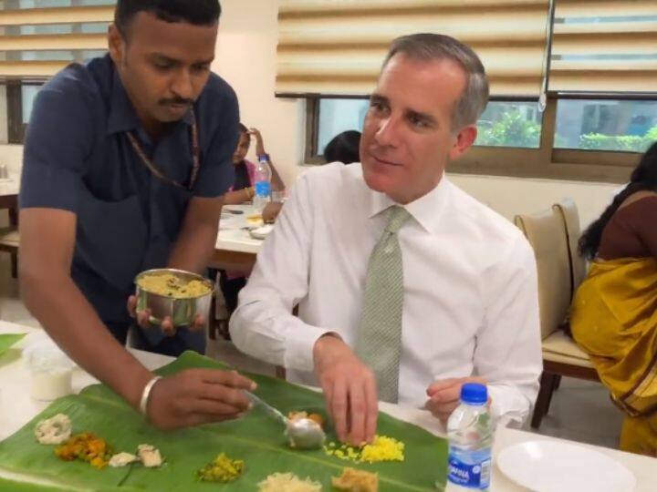 american ambassador eric garcetti eaten south indian food in banana leaf अमेरिकी राजदूत ने केले के पत्ते में उठाया साउथ इंडियन खाने का लुत्फ, तारीफ में क्या कुछ बोले?