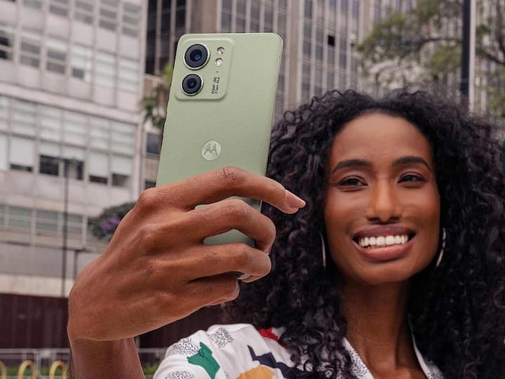 Motorola Edge 40 (Price: Rs 29,999)- This is a very slim phone, which comes with a vegan leather finish that is rarely seen in this segment. It also has a 6.55-inch FHD+ pOLED display with a 144Hz refresh rate and a very powerful MediaTek 8020 chip. The phone comes with a decent 50-megapixel main sensor with OIS and a rather good 13-megapixel ultrawide. But the battery is just 4,400mAh. (Source: Motorola)