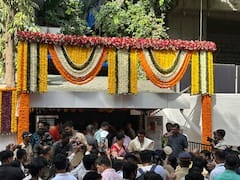 मनसे अध्यक्ष राज ठाकरे यांचा आज वाढदिवस; निवासस्थानाबाहेर येऊन स्वीकारल्या शुभेच्छा, मनसे कार्यकर्त्यांची मोठ्या संख्येने हजेरी