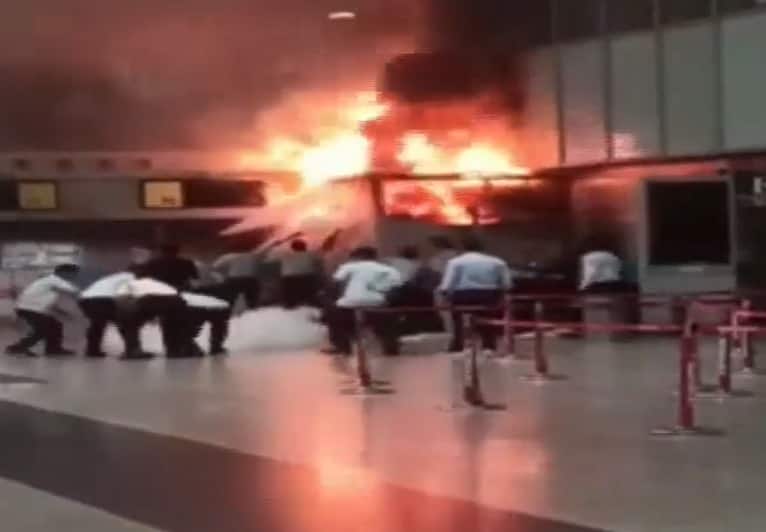 kolkata airport fire under control for now with the help of 8 fire engines Kolkata Airport Fire: আপাতত নিয়ন্ত্রণে কলকাতা বিমানবন্দরের আগুন, কিন্তু কমেনি আতঙ্ক, উঠছে একাধিক প্রশ্নও