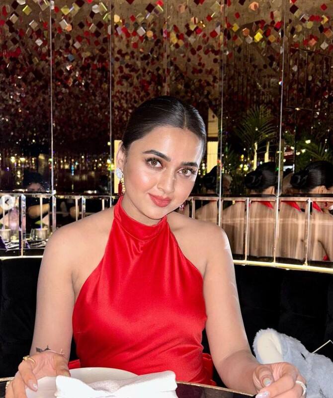 एक म्यूजिकल बैकग्राउंड से आने के बावजूद टीवी एक्ट्रेस तेजस्वी प्रकाश ने मुंबई यूनिवर्सिटी से इलेक्ट्रॉनिक्स एंड कम्यूनिकेशन में इंजीनियरिंग में ग्रेजुएशन की डिग्री ली है. फिलहाल तेजस्वी ‘नागिन 6’ में अपनी अदाकारी का जलवा दिखा रही हैं.