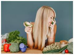 खानपान में इन चीजों को शामिल कर आप भी बाल झड़ने से पा सकते हैं छुटकारा