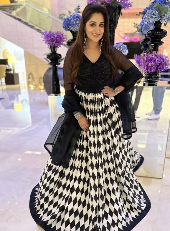 ‘ससुराल सिमर का फेम’ एक्ट्रेस दीपिका कक्कड़ हाईली एजुकेटेड हैं. उन्होंने पुणे के सेंट्रल स्कूल से अपनी स्कूली एजुकेशन कंपलीट की थी. इसके बाद उन्होंने मुंबई यूनिवर्सिटी से ग्रेजुएशन किया. बाद में वह एक एयरहोस्टेस बन गईं. हालांकि, भाग्य को कुछ और ही मंजूर था और वे एक्टिंग की दुनिया में आ गई. दीपिका ने कई हिट टीवी शो में काम किया है. फिलहाल एक्ट्रेस ब्रेक पर हैं क्योंकि वह पति शोएब इब्राहिम के साथ अपने पहले बच्चे का वेलकम करने वाली हैं.