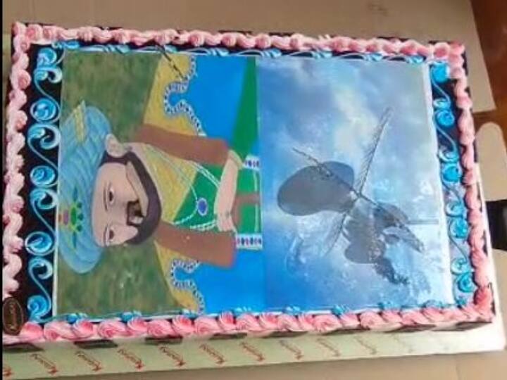MNS chief Raj Thackeray Birthday celebration cut cake with aurangzeb picture  Raj Thackeray Bithday: राज ठाकरे ने जन्मदिन पर काटा औरंगजेब की तस्वीर वाला केक, गर्दन पर चला दिया चाकू