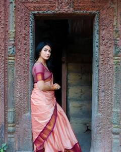 Nandini Rai Photo Gallery : చీర కట్టుకోవడం వెనుక అర్థం చెప్పిన నందినీ రాయ్