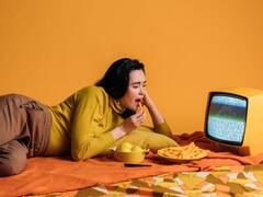 क्या बिस्तर में डिनर या लंच करना सही होता है? इस कहानी से जानिए सवाल का जवाब