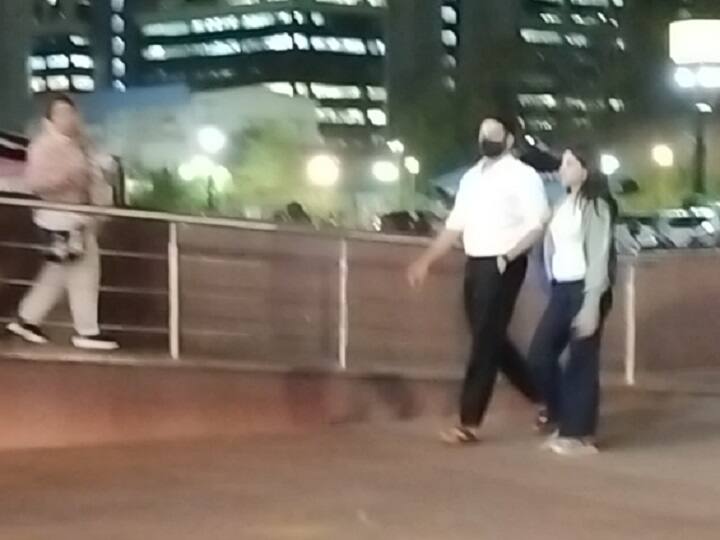 फेमस फोटोग्राफर मानव मंगलानी ने नव्या और सिद्धांत को सीक्रेटली अपने कैमरे में कैप्चर किया है. इस दौरान दोनों मूवी डेट नाइट पर जाते हुए नज़र आ रहे हैं.