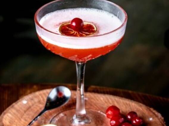 Cranberry Margarita: वीकेंड पर दोस्तों के साथ पार्टी का है प्लान, तो यह ड्रिंक जरूर करें शामिल